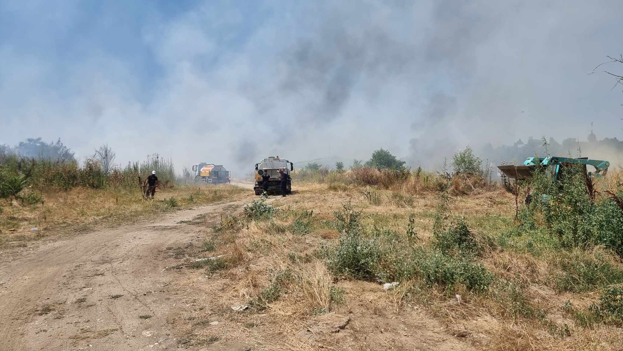 ФОТО+ВИДЕО Се уште горат 5 илјади метри квадратни дива депонија позади хотелот Александар Палас