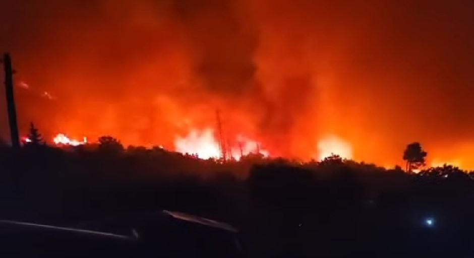 ГОЛЕМ ПОЖАР И КАЈ ДУБРОВНИК: Пожар им се заканува на куќите (ВИДЕО)