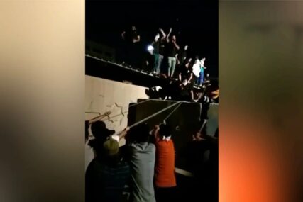 ВИДЕО Стотици демонстранти упаднаа во шведската амбасада во Багдад и ја запалија зградата