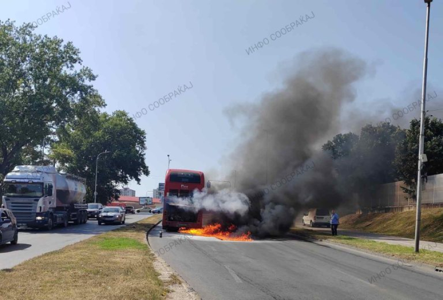 Фото: Се запали двокатен автобус на ЈСП