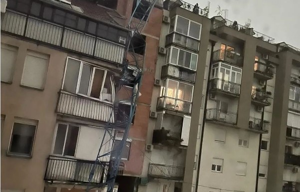 „Видовме дека нешто се приближува, а потоа пукна“: Се скрши кран и влета во балкон од зграда! (ФОТО)