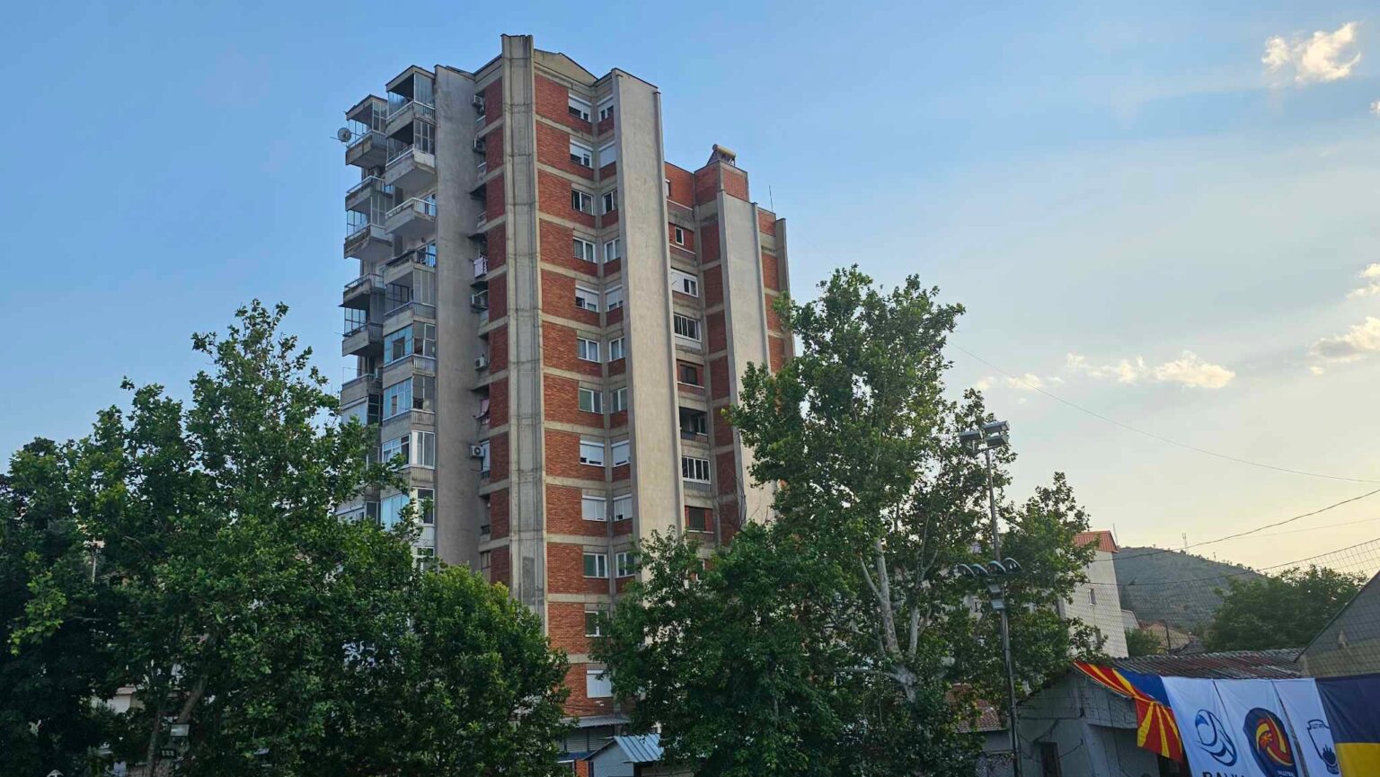 Семејство од Штип пола саат заглавено во лифт на +40 степени