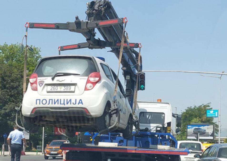 ФОТО: Пајак „собра“ полициско возило