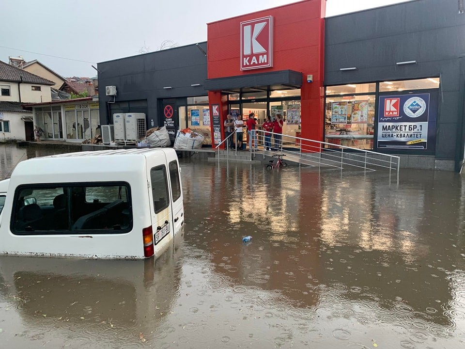 ФОТО: Силни поројни дождови во Струмица, поплавени улици и куќи!