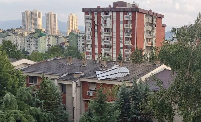 Отстранет лимот кој во невремето се „премести“ на зграда во Аеродром