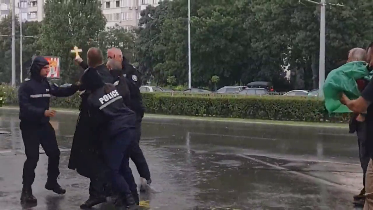 ВИДЕО Бугарски свештеник фрли клетва на Зеленски и “западните сатанисти“