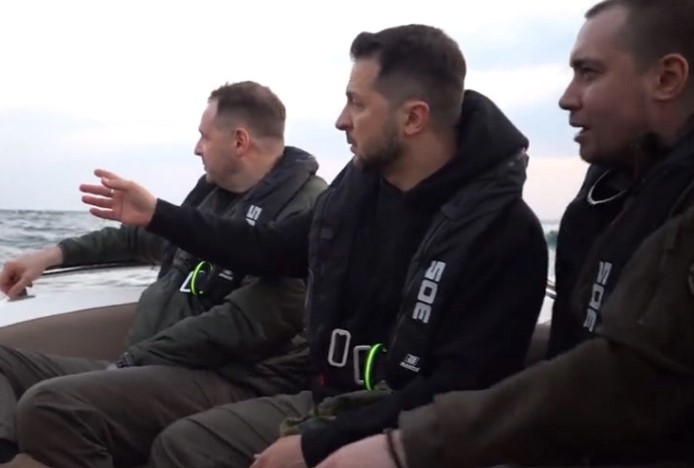 ВИДЕО Зеленски го посети Змискиот остров: Никогаш нема да биде освоен од окупаторот, ниту цела Украина, бидејќи ние сме земја на храбрите