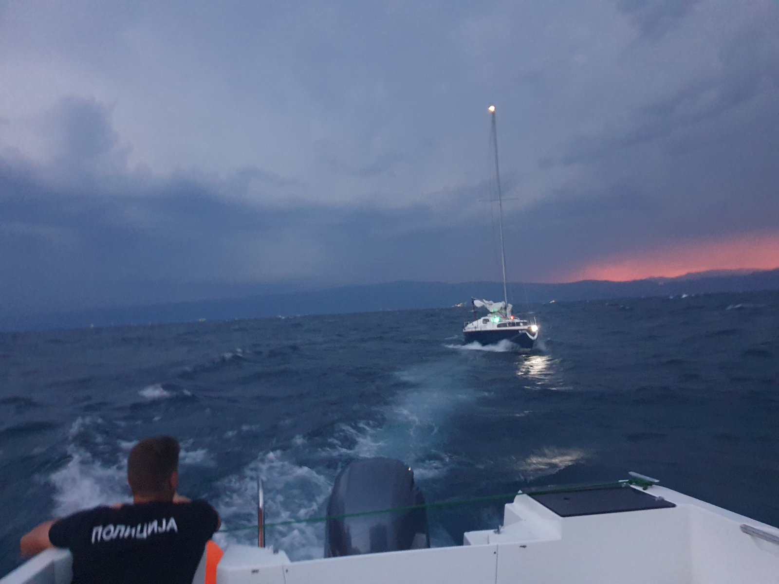 ВИДЕО Езерската полиција спаси пет лица од едрилица во Охридското Езеро, откако сопственикот на едрилицата изгубил контрола поради невремето