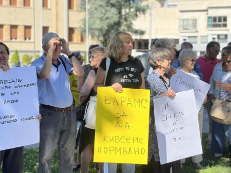 Пензионерите излегоа на протест, бараат покачување на пензиите