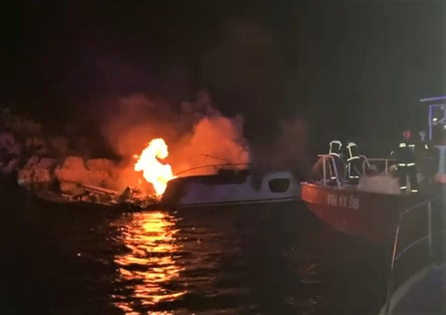 Хаварија во море: Јахта долга 17 метри во пламен, бродот за малку ќе удреше во карпите