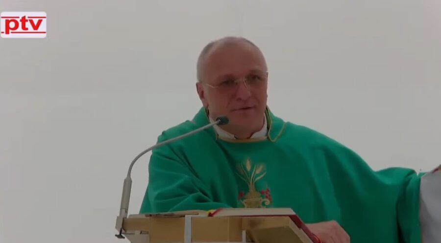 Скандалозен говор на свештеник на миса во Плехана, навредувајќи ги другите религии и мигрантите