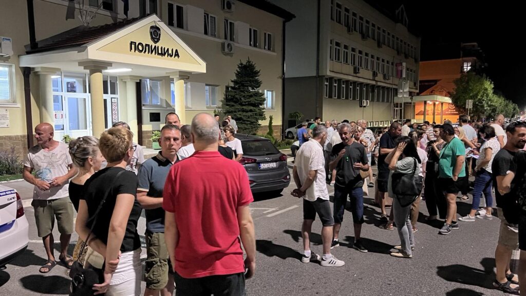 Граѓаните се собраа пред Полициската станица во Милановац откако маж со автомобил влета во толпата и удри дете: Ова е скандал, чекаме конкретни одговори