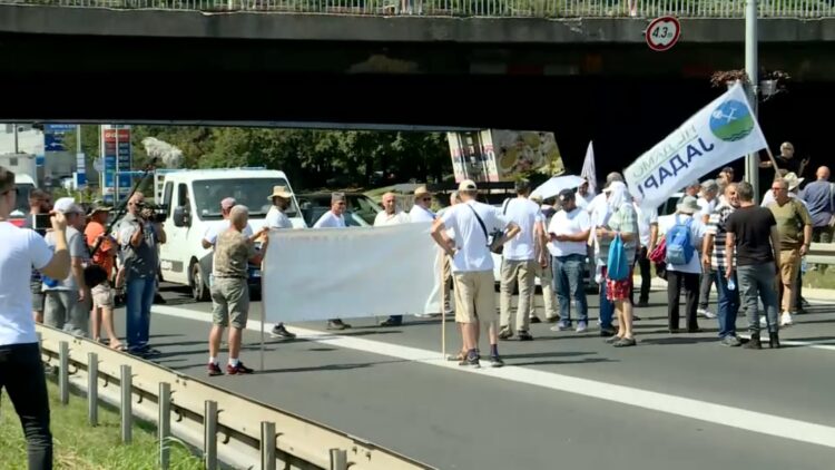 Еколошки активисти ја блокираа Газела, протестот ќе трае до 22 часот