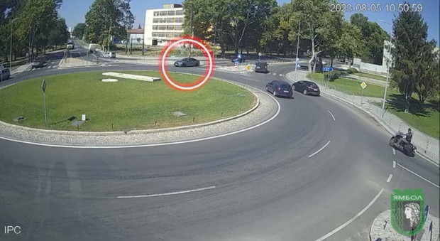 ВИДЕО Опасен дрифт снимија безбедносни камери, за среќа нема повредени