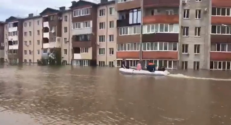 Големи поплави на истокот на Русија, евакуирани 2.500 луѓе, потопени илјадници куќи