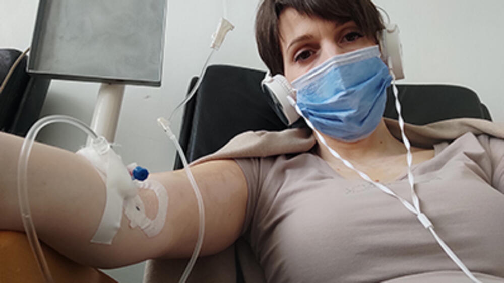 Катарина отишла во солариум за да се спреми за море, па остана без органи: Поверувала во ЛАГА од рекламите, сега се бори за живот!