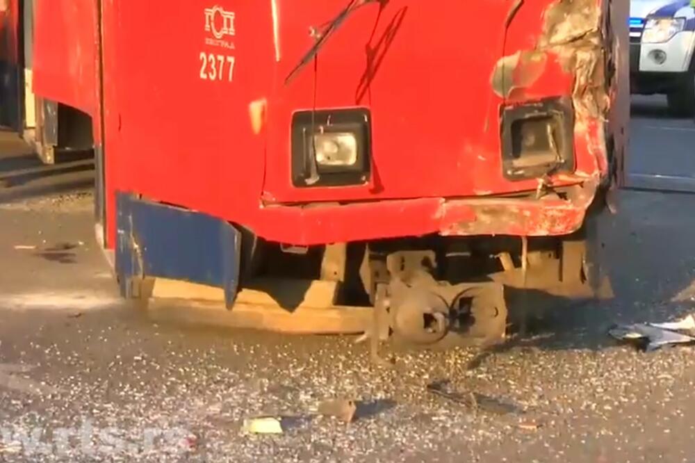 Страшна несреќа во Белград: Такси удрило во трамвај, од предниот дел на возилото ништо не остана!