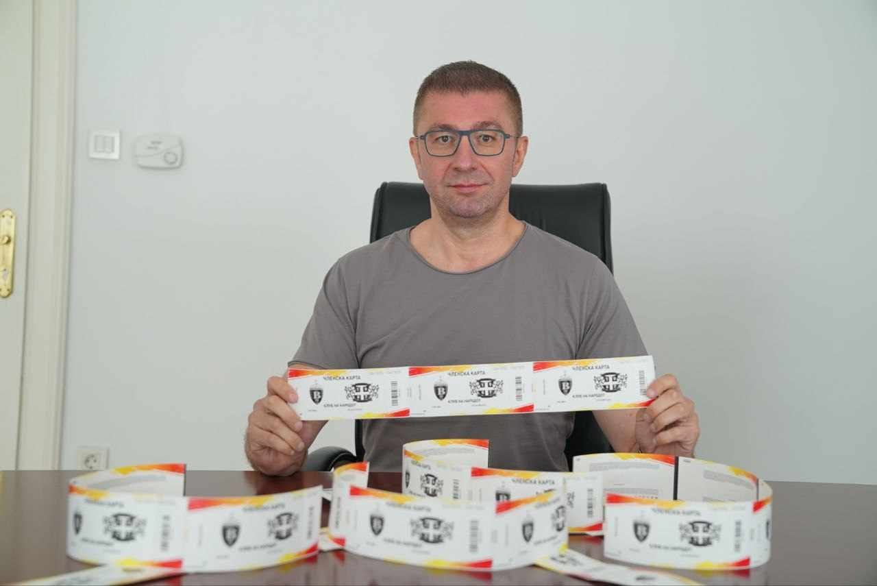 ОД СРЦЕ ЗА ВАРДАР: Мицкоски се пофали дека купил 30 сезонски карти!