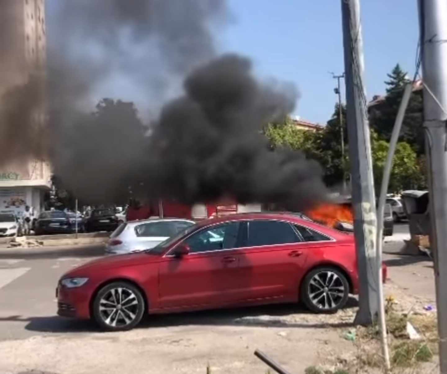 Гори автомобил кај плоштадот „Скендербег“ во Скопје