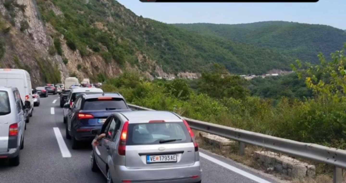 ФОТО: Километарски колони на автопатот Скопје – Велес, има сообраќајка!