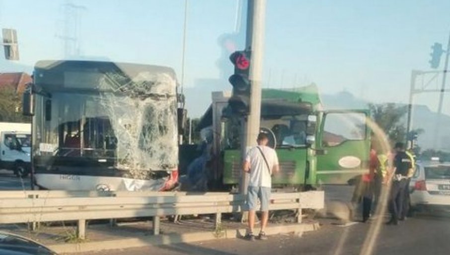 Автобус и камион уништени, роба расфрлана низ пат: Први фотографии од тешката несреќа на Панчевски пат!