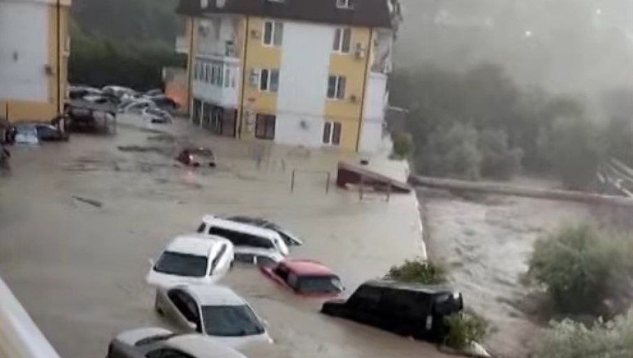 ВИДЕО Водата продолжива да расте, драматично во Русија, евакуирани над 2000 луѓе