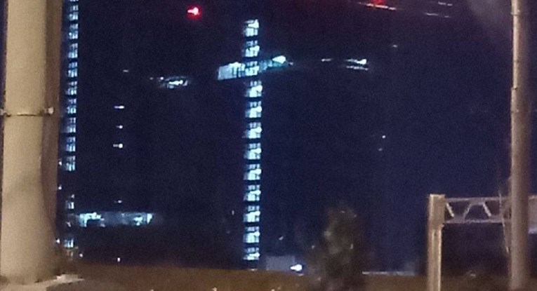 ФОТО: Зградата на Вагнер свети во форма на крст