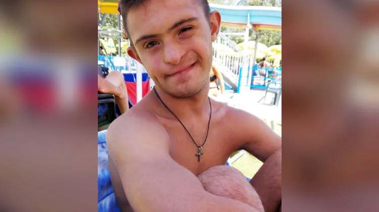 ВИДЕО Момче со Даунов синдром скокна во вода за да спаси давеници