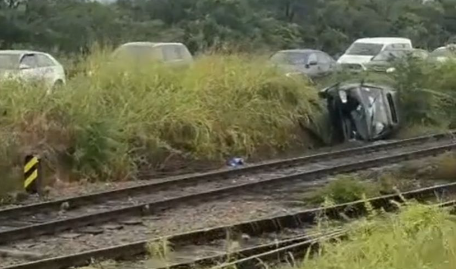 ВИДЕО Страшна сцена во Белград, автомобил смачкан на пруга, снимен како човекот излегува