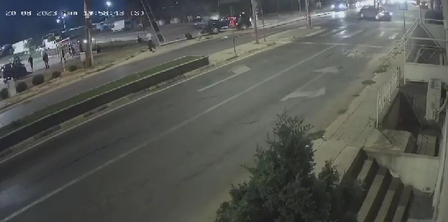 ВИДЕО од сообраќајката во Струмица каде возило полно со мигранти удри во бандера, а возачот избега!