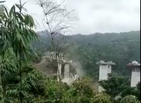 ВИДЕО: Се урна железнички мост во изградба во Индија, загинаа 26 работници