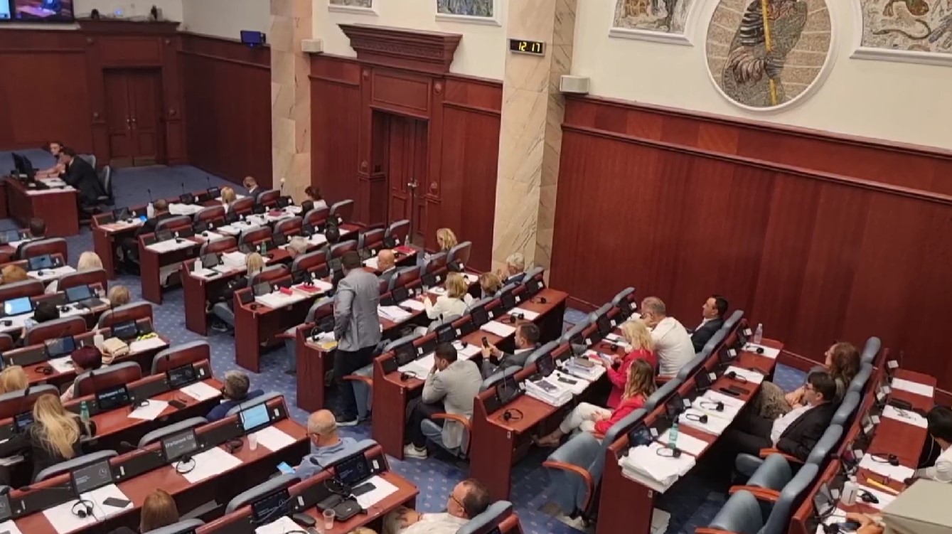 ВИДЕО: Дел од пратениците од ВМРО-ДПМНЕ ја напуштија салата додека се обраќаше премиерот Ковачевски