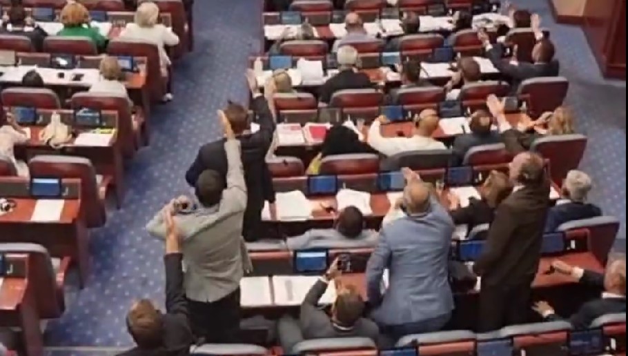 ВИДЕО: Опозицијата негодува, Џафери ја прекина седницата – власта нема 80 пратеници!