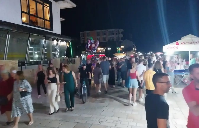 Струга преполна со туристи, се бара место повеќе