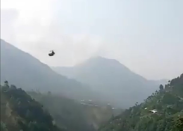 ВИДЕО Пукна сајла на жичара во Пакистан: Шест деца висат над пропаст