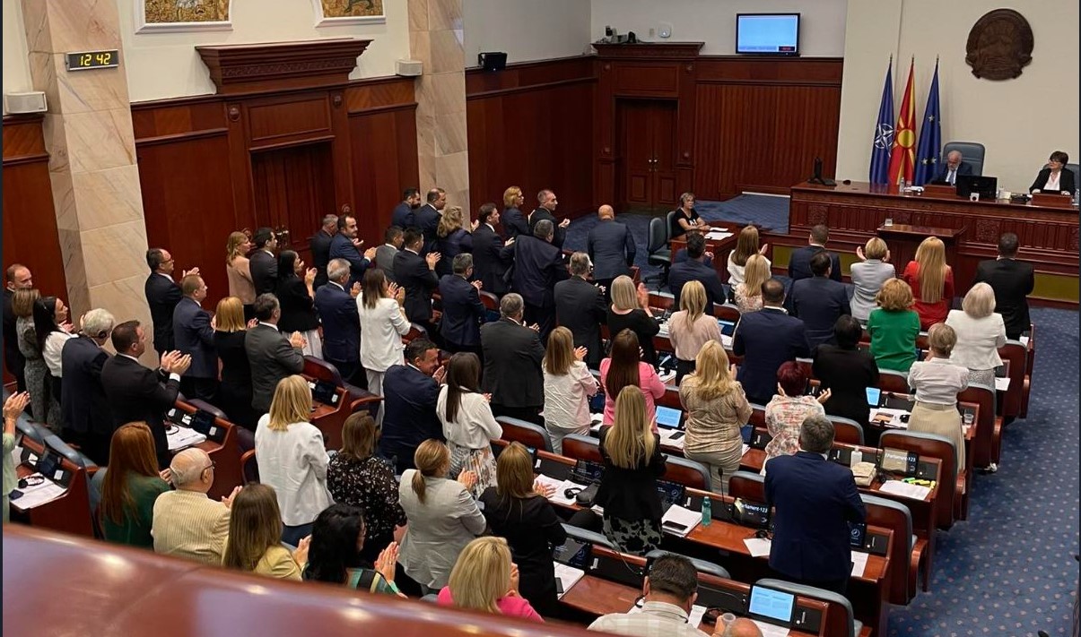 ВИДЕО: Мнозинството со аплауз го поздрави говорот на Ковачевски
