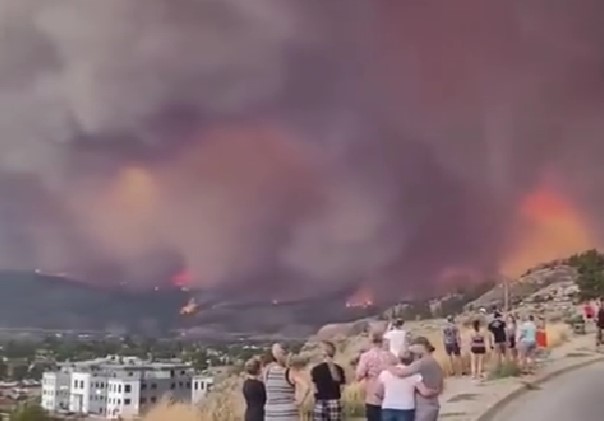 Пожар се шири во Тенерифе, пожарот е надвор од контрола – илјадници луѓе евакуирани