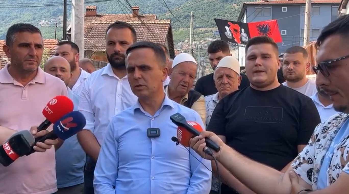 Касами за спорното знаме: Граѓаните го поставиле како одговор на провокациите на власта