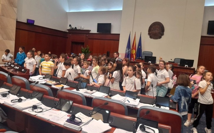 Учениците и средношколците најмногу го посетуваат Собранието