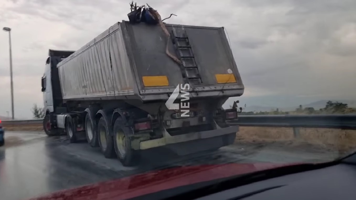 ВИДЕО: Камион удри во банкина на обиколница во Битола