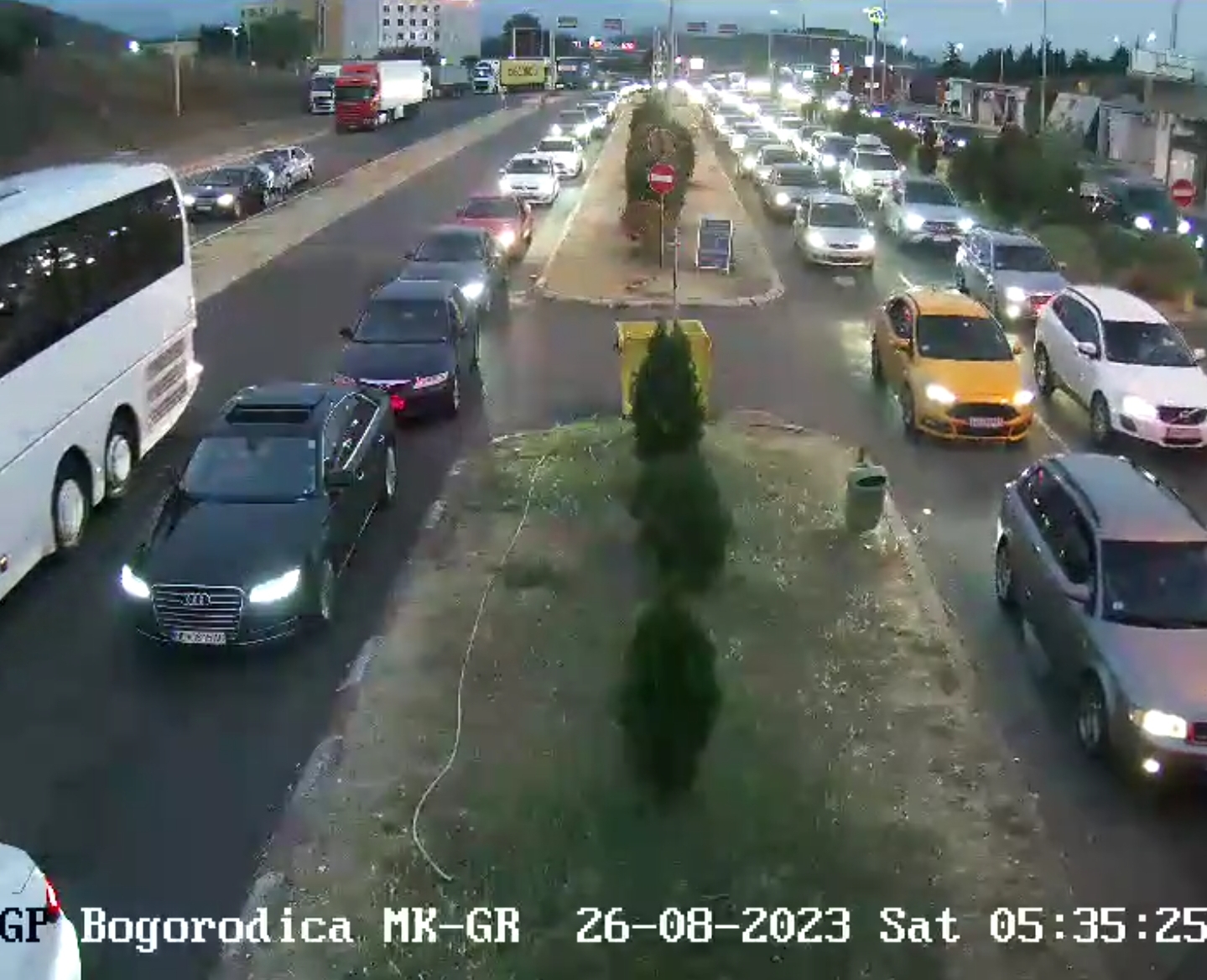ФОТО Од 5 часот границите преполни, продолжениот викенд ја празни Македонија