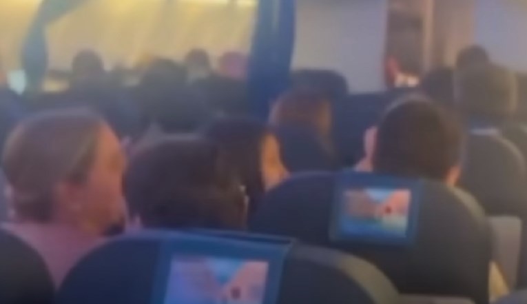 ВИДЕО: Авион во Шпанија влета во силно невреме, патниците врескаат, повраќаат