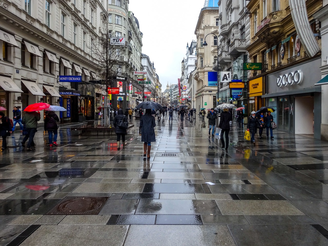 Австрија се подготвува за големо невреме: Се затвораат патишта и гранични премини, се евакуираат куќите