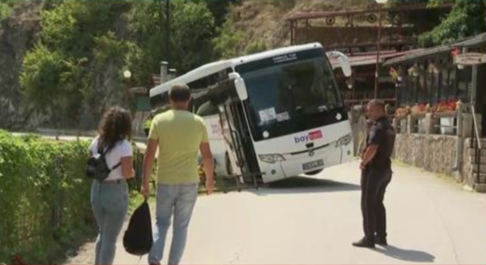 ВИДЕО: Турски автобус се излизга од патот кај Долна Матка