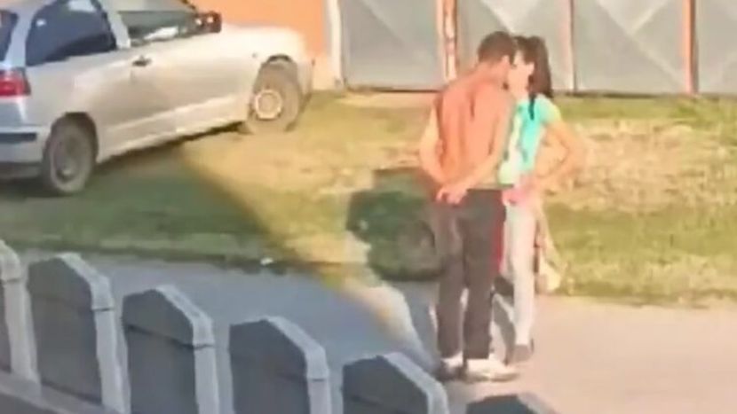 Страшна снимка од насилство врз жена во Лаќарк: Пијан ja удира со глава сопругата на сред улица