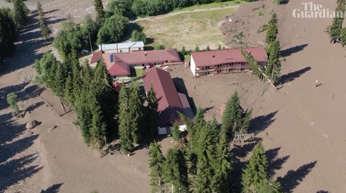 ВИДЕО СТРАШНА СЦЕНА ВО ГРУЗИЈА: Паднаа карпи на познатото планинско одморалиште, спасувачите извлекоа 7 тела, трагаат по уште 35