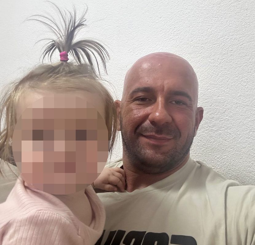Убиецот од Градачац објави нова грозоморна фотографија: Ќерката во скут, а насмевка на лицето