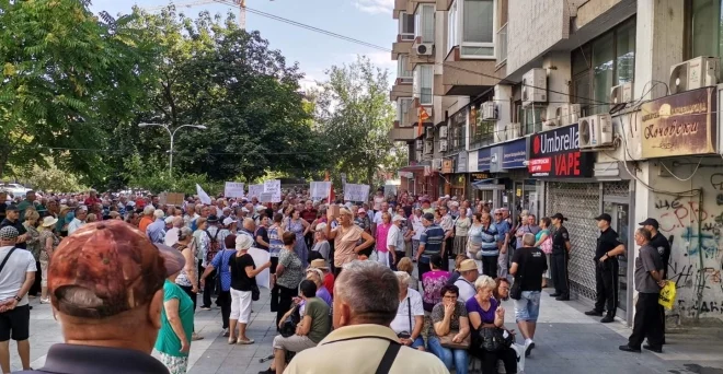 Пензионерите на протест пред седиштето на Сојузот на здруженија на пензионери