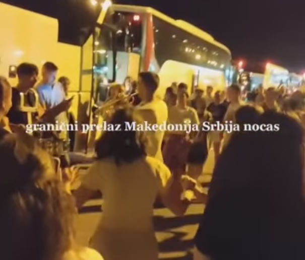 ВИДЕО: Срби играа оро на граничниот премин Табановце