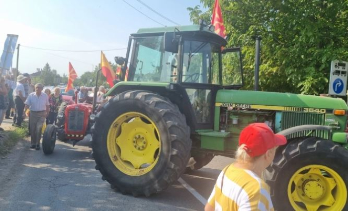 Светиниколските пензионери еден час го блокираa патот кон Куманово и автопатот Свети Николе-Скопје